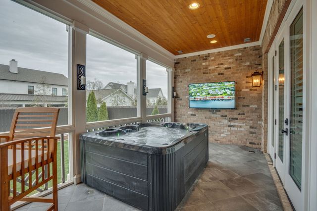 2424A Abbott Martin Rd, Nashville, TN 37215