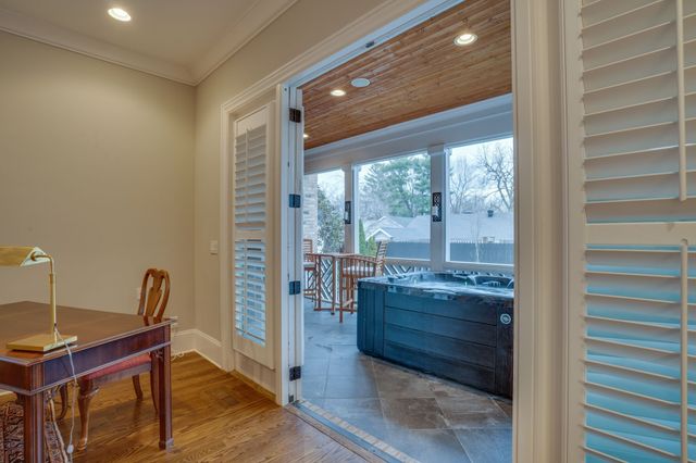 2424A Abbott Martin Rd, Nashville, TN 37215