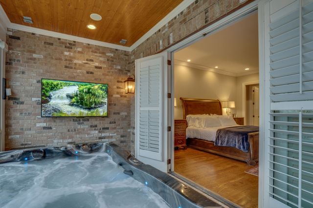 2424A Abbott Martin Rd, Nashville, TN 37215