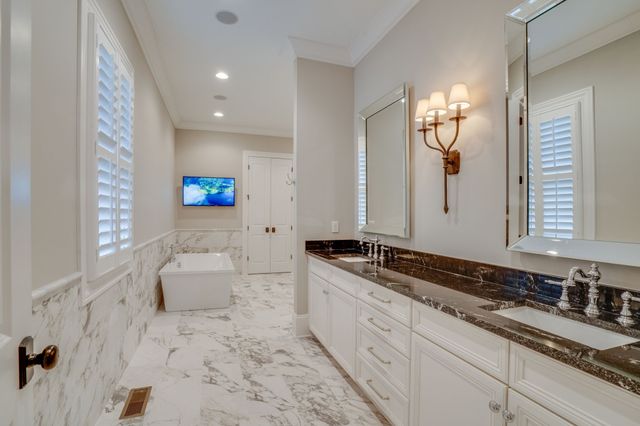 2424A Abbott Martin Rd, Nashville, TN 37215