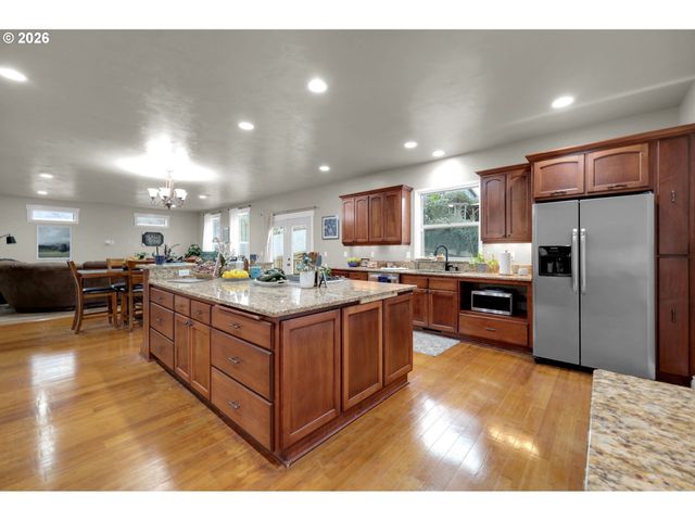 1930 HAWKINS Ln, Eugene, OR 97405