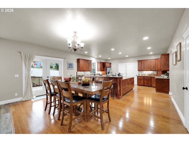 1930 HAWKINS Ln, Eugene, OR 97405