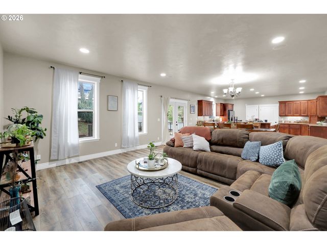 1930 HAWKINS Ln, Eugene, OR 97405