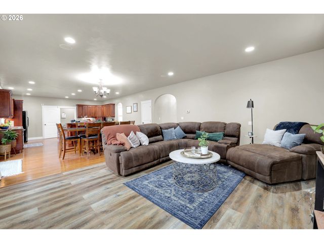 1930 HAWKINS Ln, Eugene, OR 97405