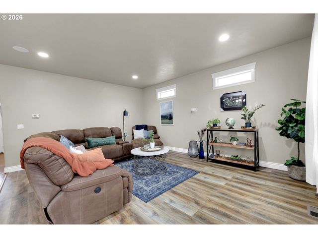 1930 HAWKINS Ln, Eugene, OR 97405