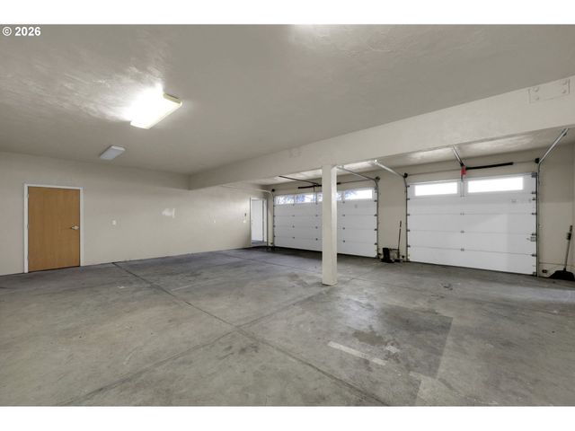 1930 HAWKINS Ln, Eugene, OR 97405