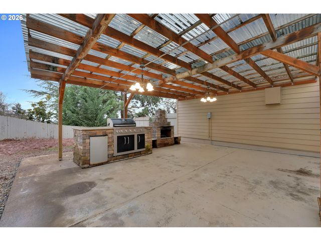 1930 HAWKINS Ln, Eugene, OR 97405