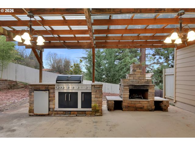 1930 HAWKINS Ln, Eugene, OR 97405