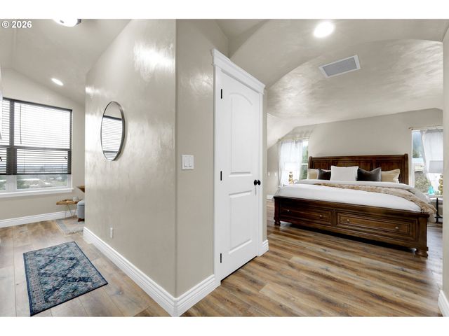 1930 HAWKINS Ln, Eugene, OR 97405