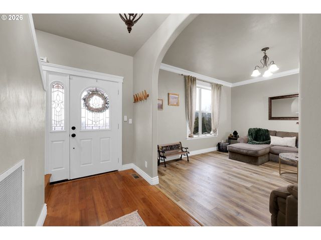 1930 HAWKINS Ln, Eugene, OR 97405