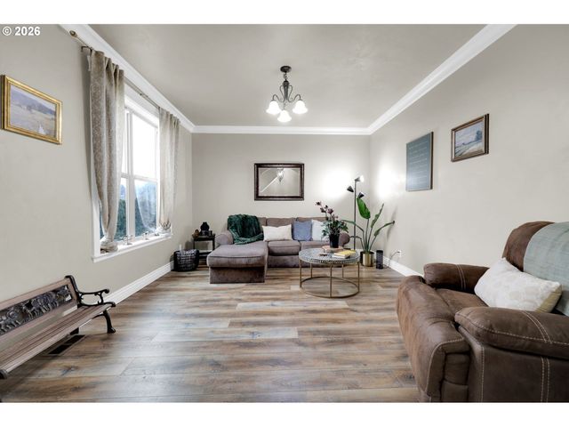 1930 HAWKINS Ln, Eugene, OR 97405