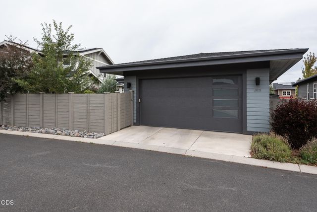 20671 SE Cougar Peak Drive, Bend, OR 97702