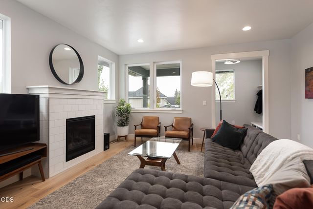 20671 SE Cougar Peak Drive, Bend, OR 97702