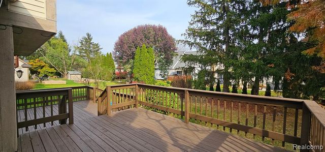 322 Lake Meadow Drive, Waterford, MI 48327