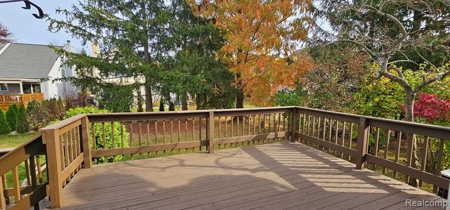 322 Lake Meadow Drive, Waterford, MI 48327