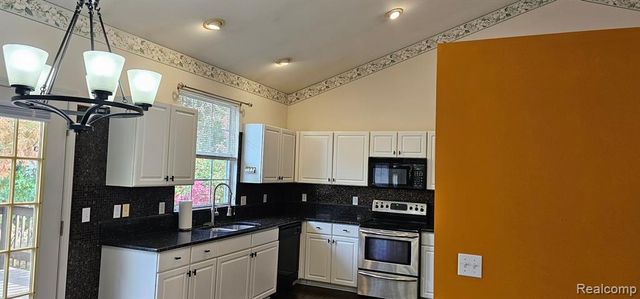 322 Lake Meadow Drive, Waterford, MI 48327