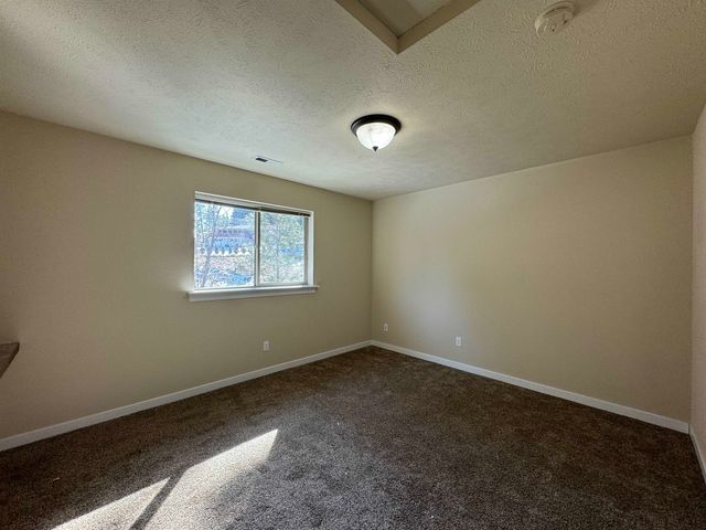 915 W Pirate Ln, Spokane, WA 99218