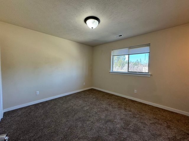 915 W Pirate Ln, Spokane, WA 99218