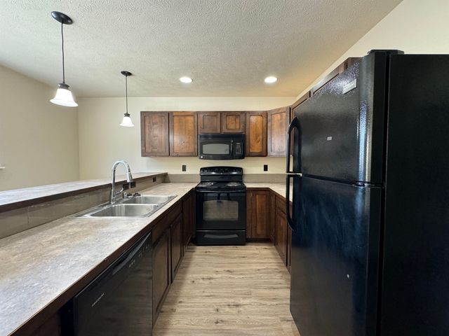 915 W Pirate Ln, Spokane, WA 99218