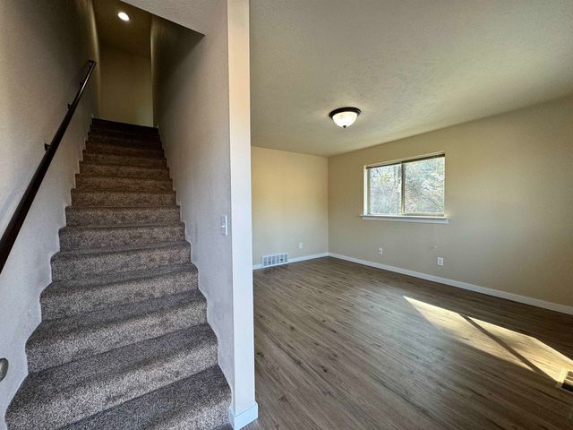 915 W Pirate Ln, Spokane, WA 99218