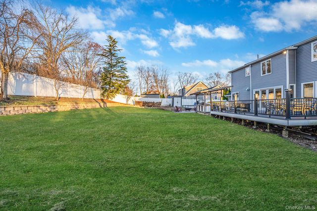 11 Chivalry Lane, Nesconset, NY 11767