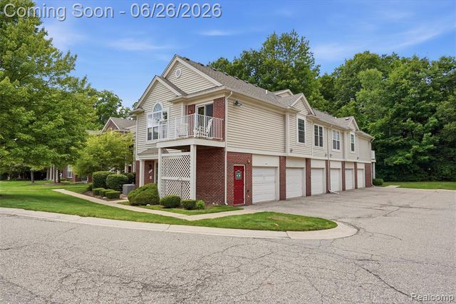 1668 Deepwood Circle, Rochester, MI 48307