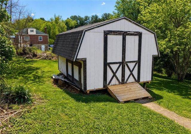 1106 Delaware St, Export, PA 15632