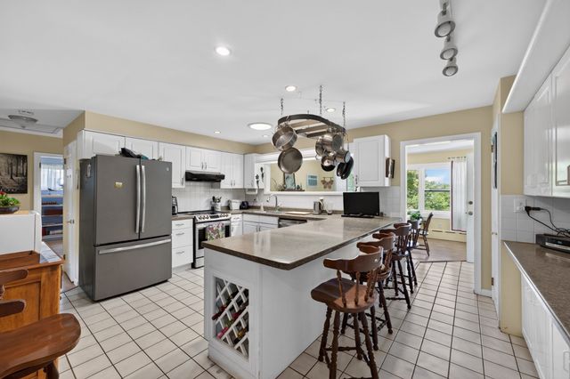 61 Highland Avenue, Dartmouth, MA 02747