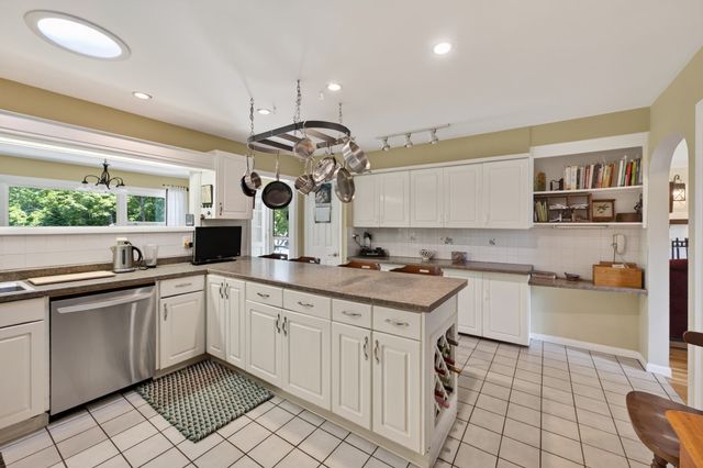 61 Highland Avenue, Dartmouth, MA 02747