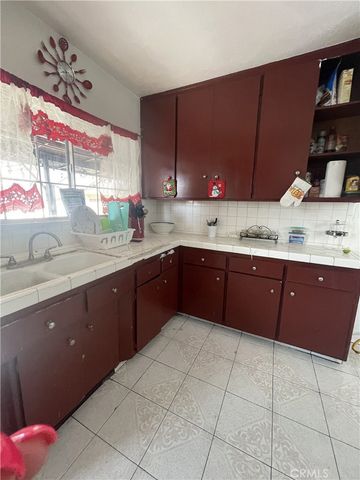 1142 E 64th, Los Angeles, CA 90001