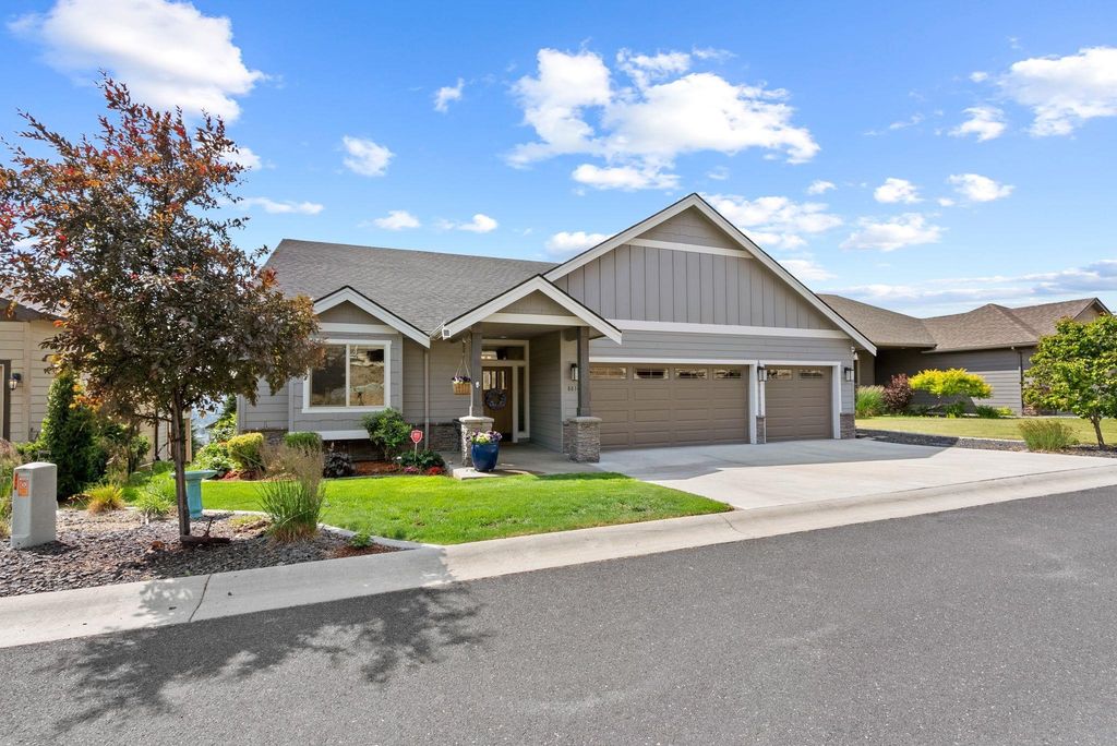 8814 E Clearview Ln, Spokane, WA 99217