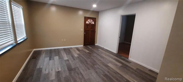 911 W Silver Lake Road, Fenton, MI 48430