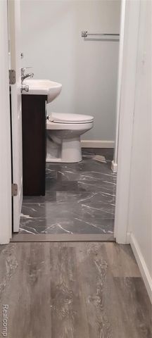 911 W Silver Lake Road, Fenton, MI 48430