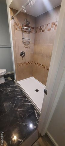 911 W Silver Lake Road, Fenton, MI 48430