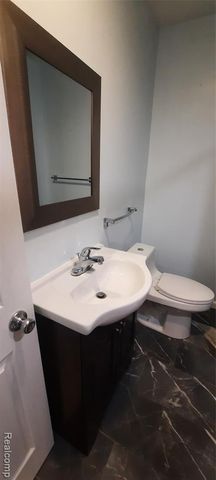 911 W Silver Lake Road, Fenton, MI 48430