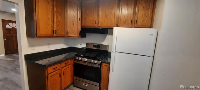 911 W Silver Lake Road, Fenton, MI 48430