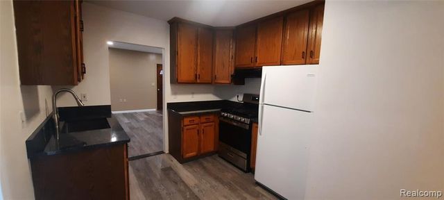 911 W Silver Lake Road, Fenton, MI 48430