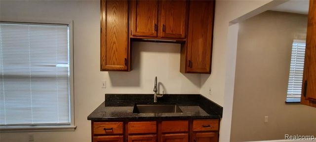 911 W Silver Lake Road, Fenton, MI 48430