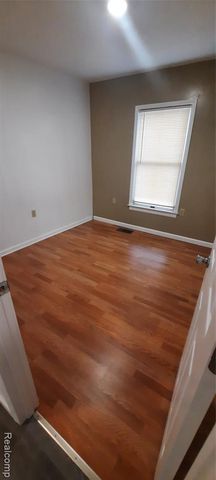 911 W Silver Lake Road, Fenton, MI 48430