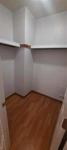 911 W Silver Lake Road, Fenton, MI 48430