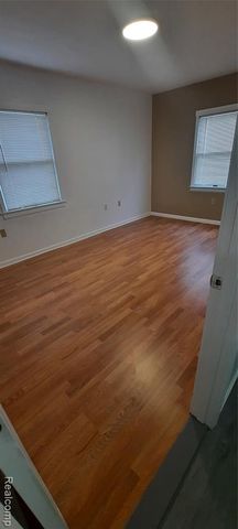 911 W Silver Lake Road, Fenton, MI 48430