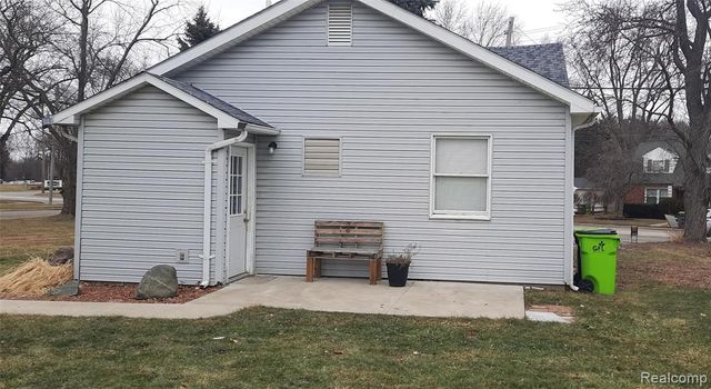 911 W Silver Lake Road, Fenton, MI 48430