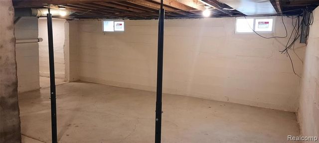 911 W Silver Lake Road, Fenton, MI 48430