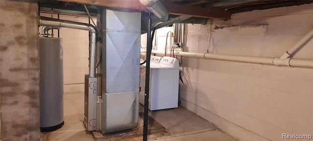 911 W Silver Lake Road, Fenton, MI 48430