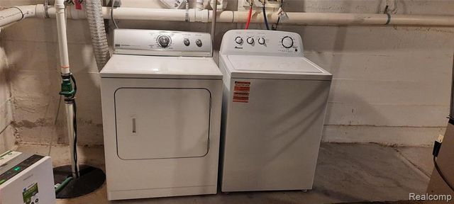 911 W Silver Lake Road, Fenton, MI 48430