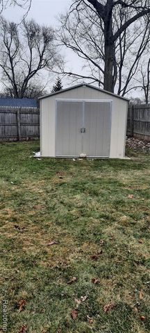 911 W Silver Lake Road, Fenton, MI 48430