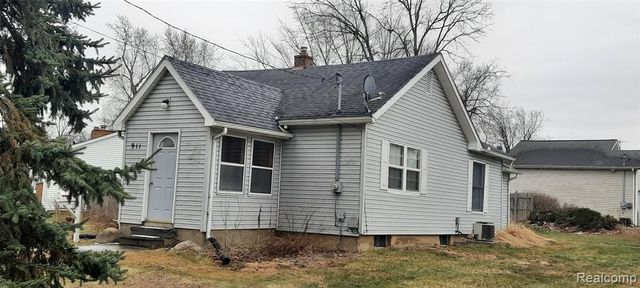 911 W Silver Lake Road, Fenton, MI 48430