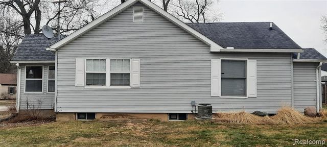 911 W Silver Lake Road, Fenton, MI 48430