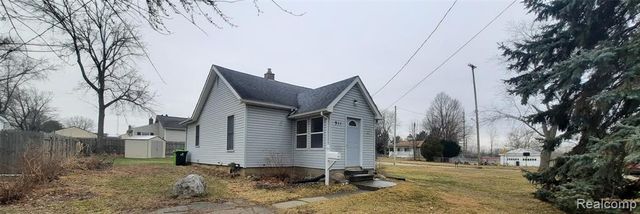 911 W Silver Lake Road, Fenton, MI 48430