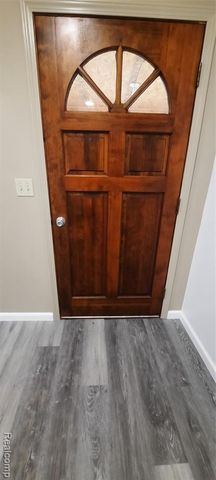 911 W Silver Lake Road, Fenton, MI 48430